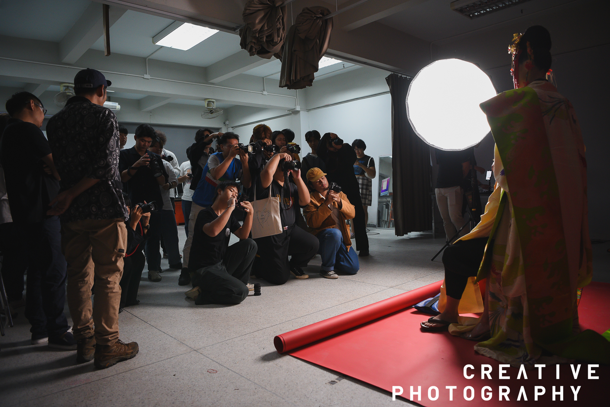 นักศึกษาสาขาวิชาการถ่ายภาพสร้างสรรค์ คณะวิจิตรศิลป์ มหาวิทยาลัยเชียงใหม่
